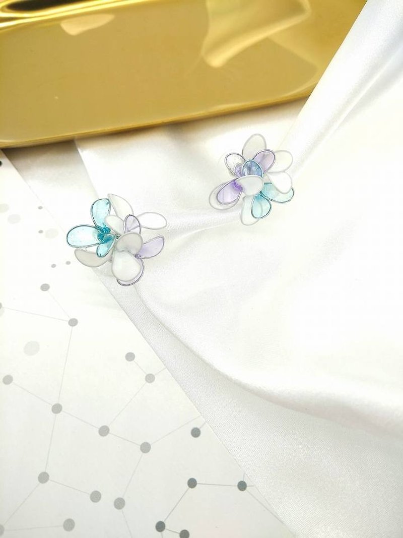 Mini Flower Earrings - Dream Unicorn color / a pair - ต่างหู - พลาสติก สีม่วง