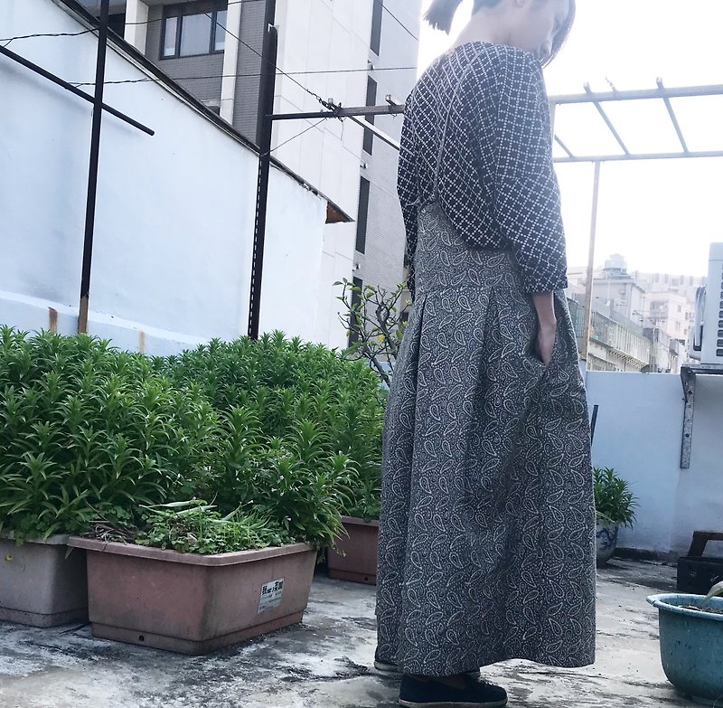 Woodcut printing and dyeing natural plant dyed wide version low waist suspender skirt sky - Skirts - Cotton & Hemp Gray