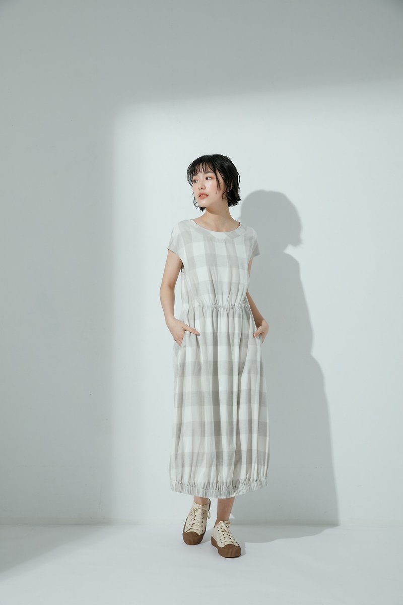 假期風景花苞短袖洋裝-日光小溪(灰白格) - 連身裙 - 其他人造纖維 灰色