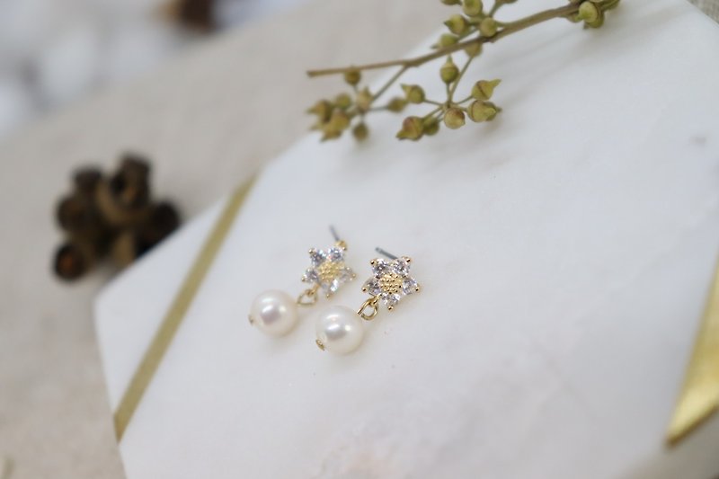Freshwater Pearl & Mini Cubic Flower Post Earrings - 耳環/耳夾 - 珍珠 白色