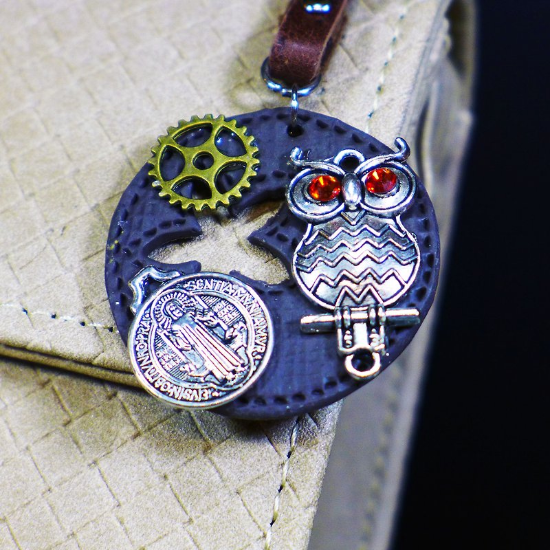 [Saturn] wall vintage style leather-texture matte dark brown owl sanctions keychain | Personalized Party Series: Trial | [Saturn Ring] This is Party: Judgement | Fimo metal composite creation. Waterproof material. Necklaces can be changed - Keychains - Waterproof Material Brown