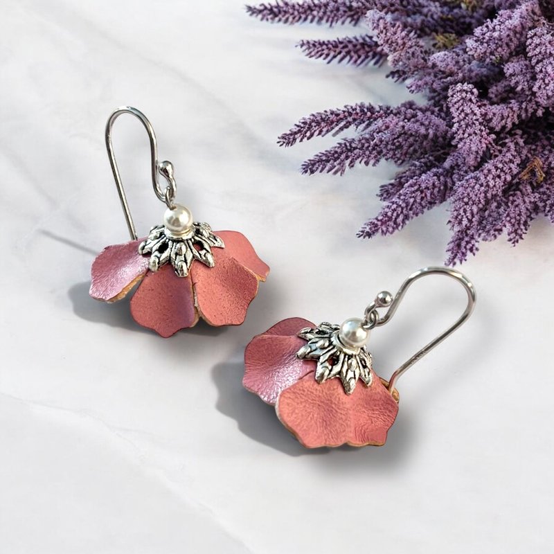 Leather Earrings Dance Flower Skirt Crystal Pearl Earrings - ของวางตกแต่ง - หนังแท้ สึชมพู