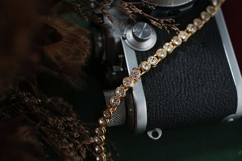 [Antique Jewelry / Old Western] VINTAGE VANITY Golden Rhinestone Simple Antique Bracelet - สร้อยข้อมือ - วัสดุอื่นๆ สีทอง