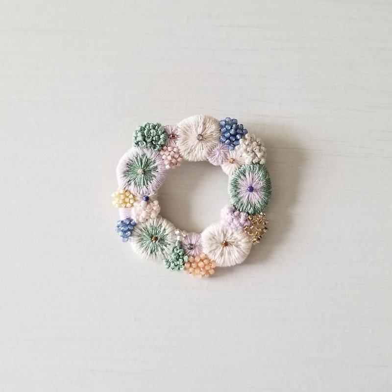 Thread Brooches Multicolor - Embroidered wreath brooch Spring
