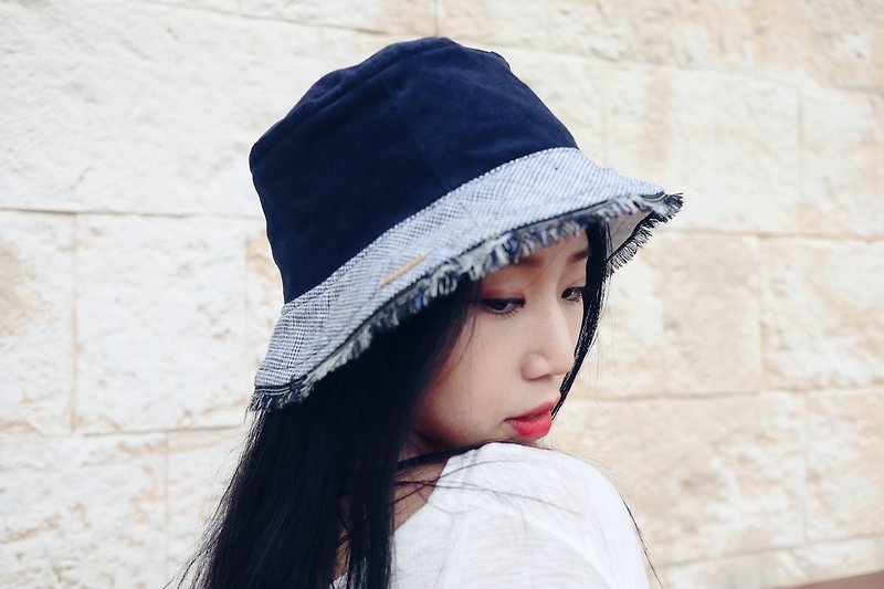 Bucket Hat double-sided fisherman hat | dark blue top blue white fine pattern side with blue white tassel - หมวก - ผ้าฝ้าย/ผ้าลินิน สีน้ำเงิน