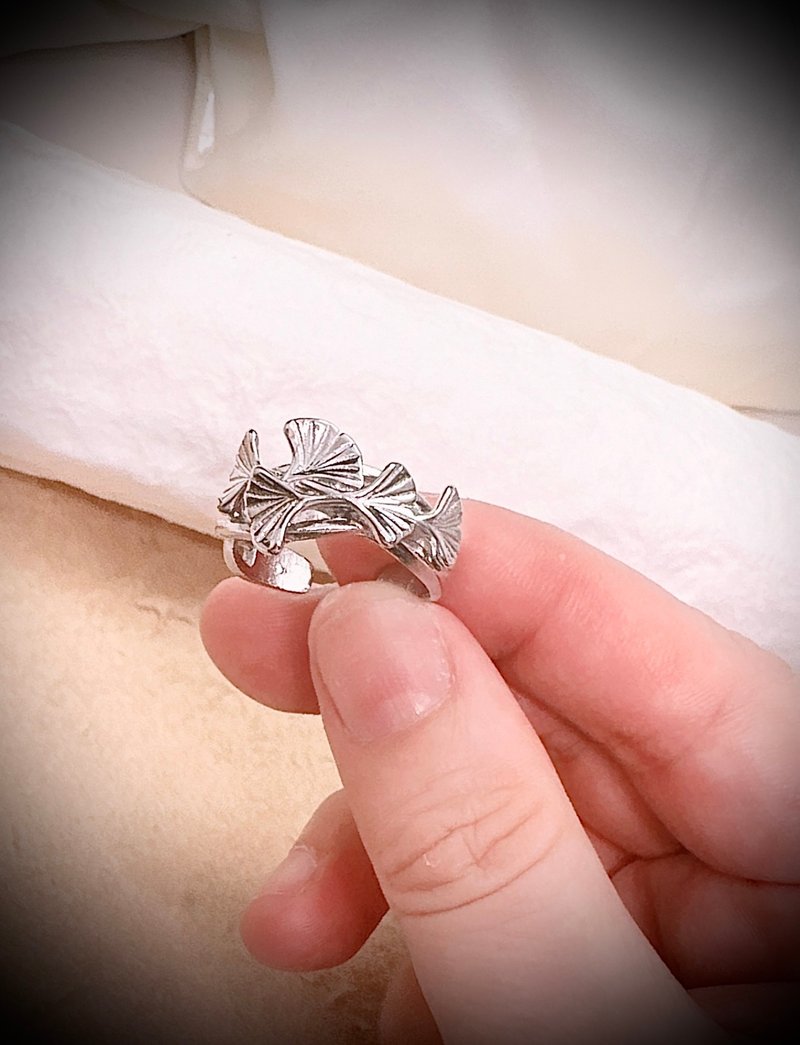 Forest style small fresh temperament three-dimensional elegant ginkgo leaf fashionable wide ring - แหวนทั่วไป - เงิน สีเงิน