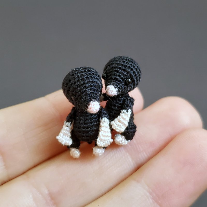 Extreme micro crocheted Mole. Dollhouse miniature. Amigurumi stuffed mole toy. - 公仔/玩偶 - 棉．麻 黑色