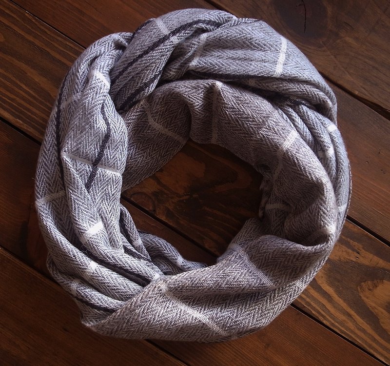 [Music] tempo Kashenmier wool scarf / shawl Hand made in Nepal (light gray checkered _ + light brown)