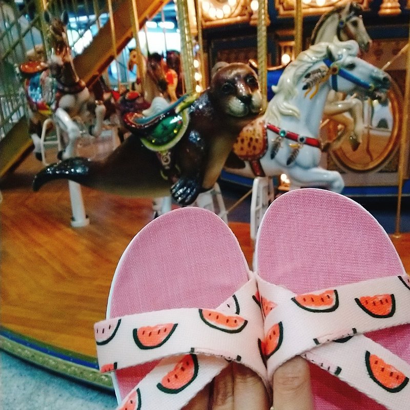 Skin-friendly decompression, lightweight and comfortable / Taiwan hand-made indoor slippers l Pink love watermelon / foundation color - Indoor Slippers - Polyester 