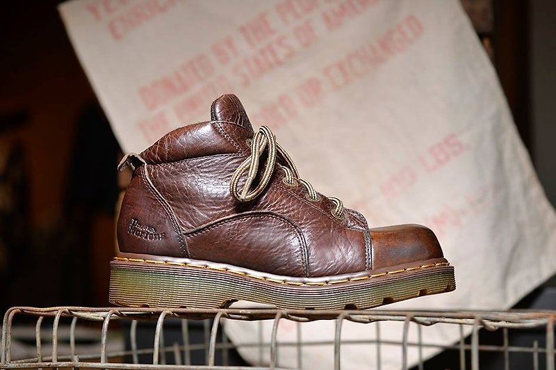 Vintage British retro brown work boots Dr. Martens - รองเท้าลำลองผู้หญิง - หนังแท้ สีนำ้ตาล