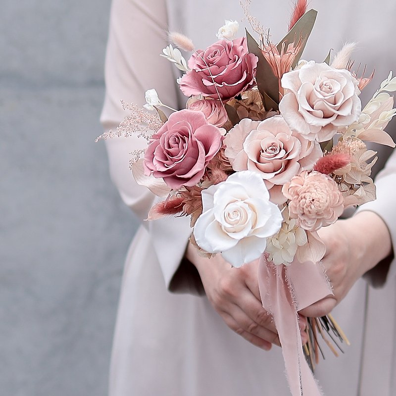Classic honey pink 22cm round bouquet without withering flowers bridal bouquet immortal flower dried flower wedding dress - ช่อดอกไม้แห้ง - พืช/ดอกไม้ สึชมพู