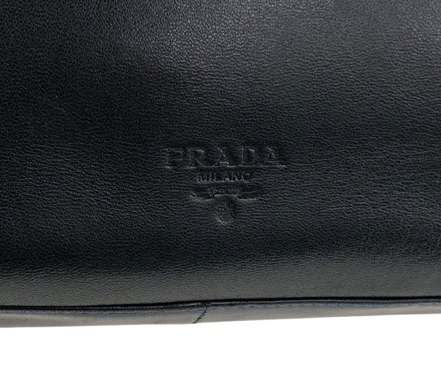 日本直送 名牌中古包 】PRADA プラダ ショルダーバッグ ネイビー ロゴ型押し レザー チェーンバッグ vintage ヴィンテージ kgesgb  - ショップ VintageShop solo ショルダーバッグ - Pinkoi