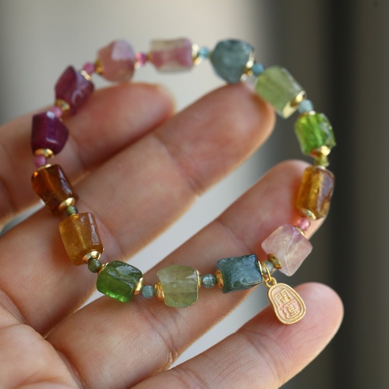 7mm natural ore rainbow tourmaline enamel lucky card design single circle bracelet hs-s - สร้อยคอ - เครื่องเพชรพลอย สีแดง