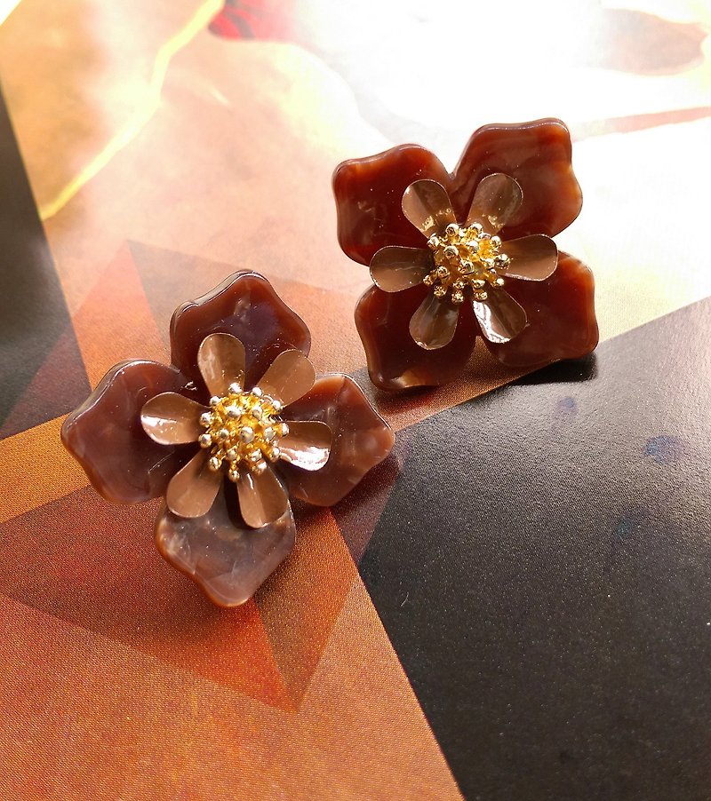Western antique jewelry. Brown square flower pin earrings - ต่างหู - โลหะ สีทอง