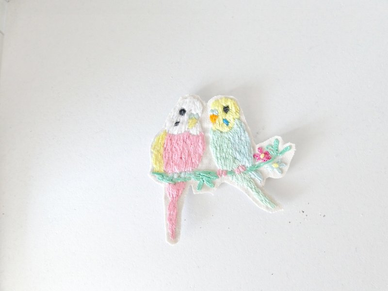 Embroidered brooch parakeet - Brooches - Thread Pink