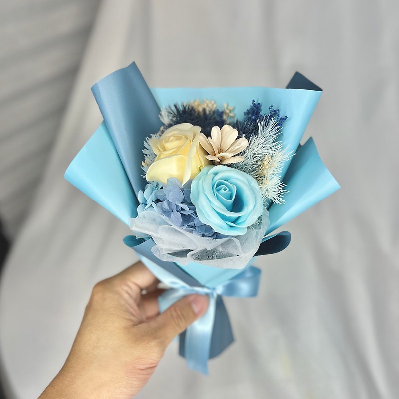 Elegant and Tranquil Immortality Bouquet - ช่อดอกไม้แห้ง - พืช/ดอกไม้ สีน้ำเงิน