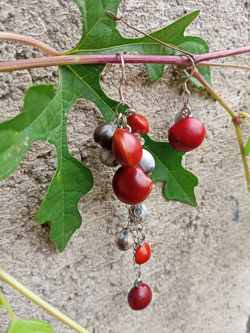 Layers of asymmetric free wind -- four-leaf clover seed earrings - ต่างหู - พืช/ดอกไม้ สีแดง