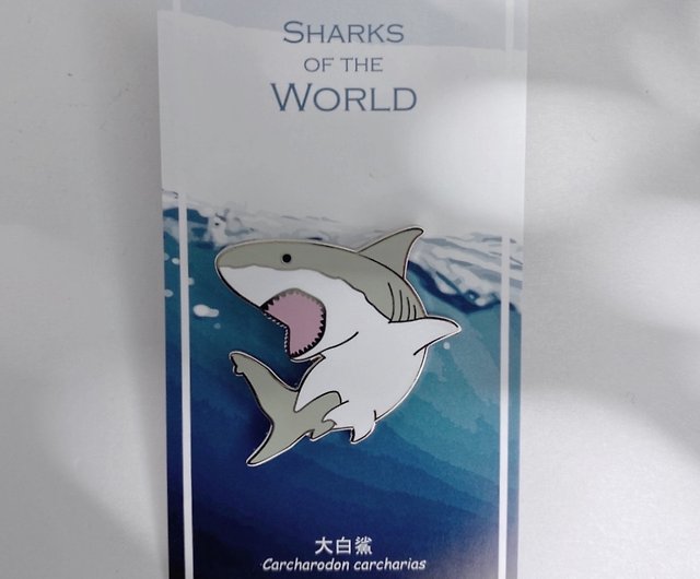 世界のサメの金属バッジ-ホオジロザメ ショップ Shark Boat バッジ・ピンズ Pinkoi