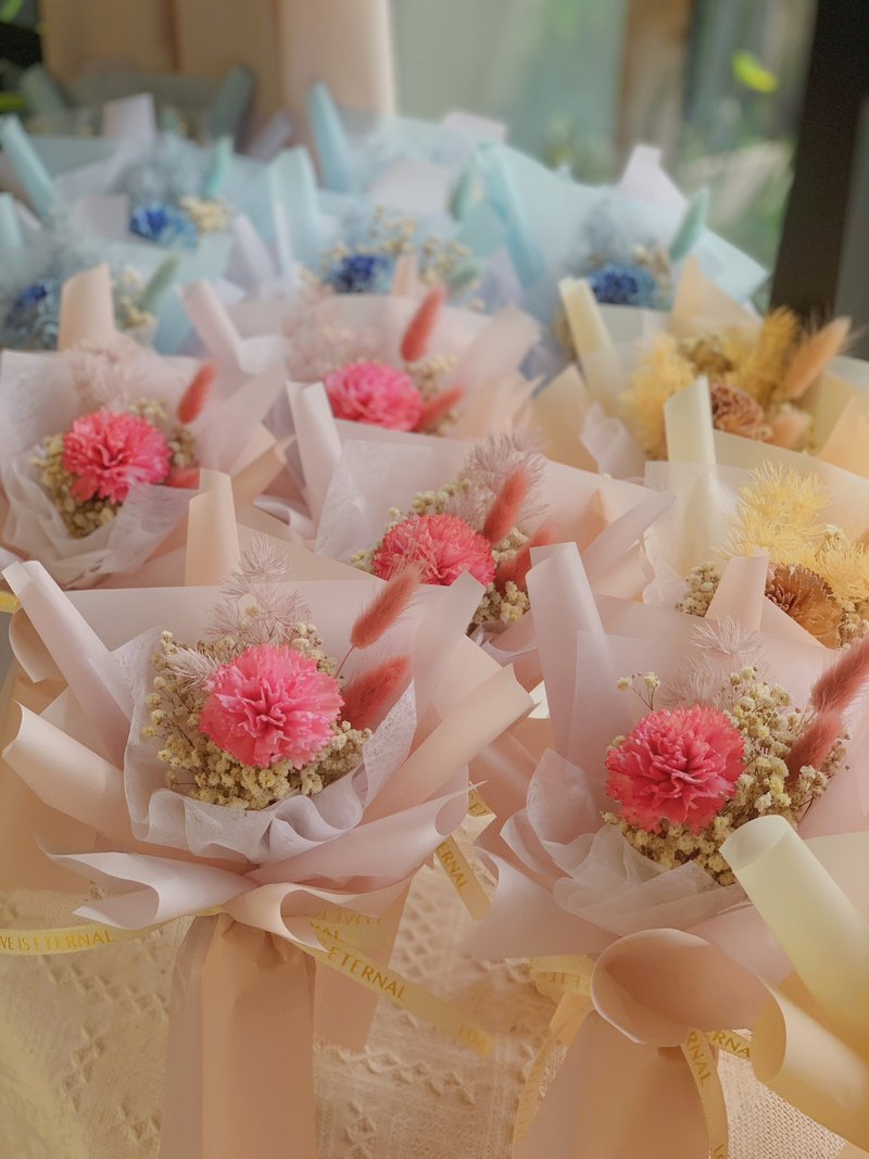 索拉康乃馨小花束 三色可挑選.畢業花束.節日.花束.結婚小物 - 乾燥花/永生花 - 植物．花 多色