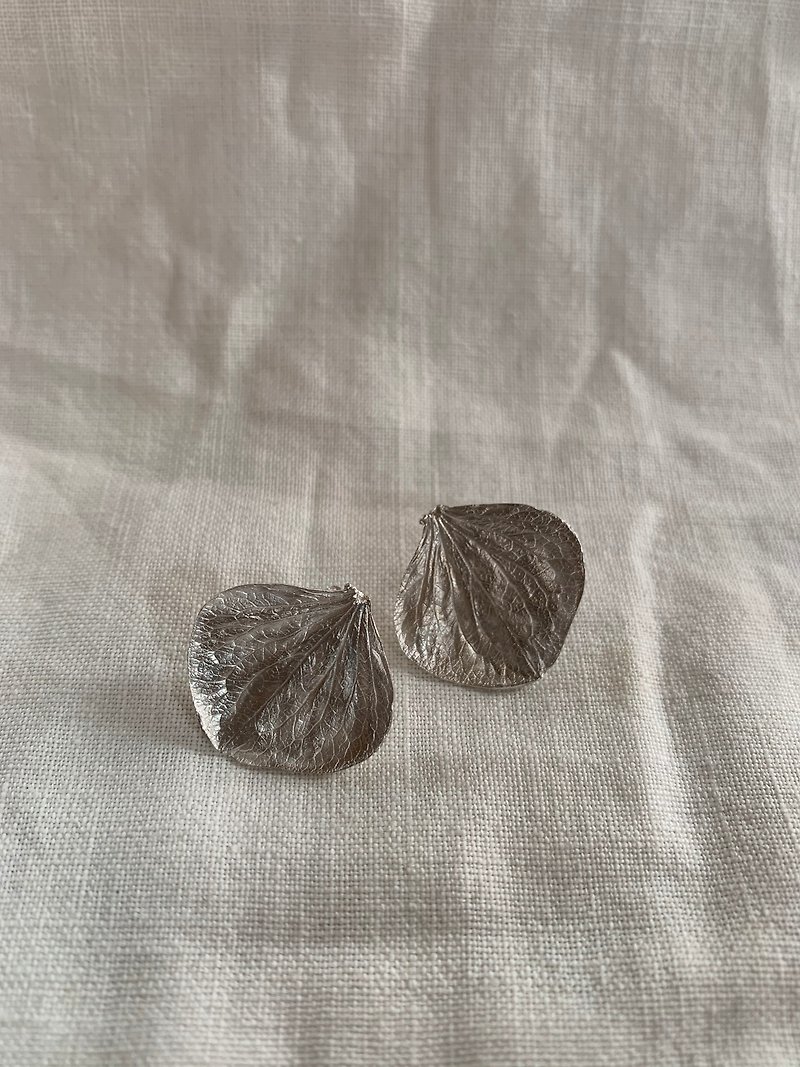 Hydrangea leaf earrings - ต่างหู - เงิน สีเงิน