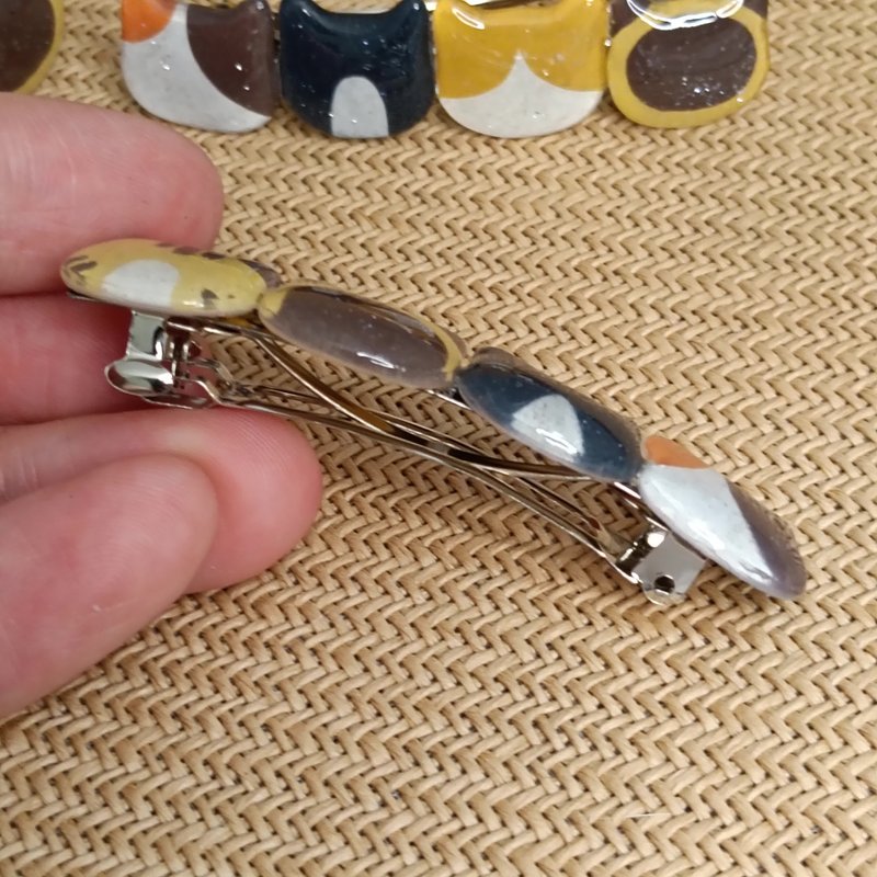 貓咪造型髮飾。多色拼接熱縮片×UV膠。可愛髮夾(單只) - 髮夾/髮圈 - 樹脂 卡其色