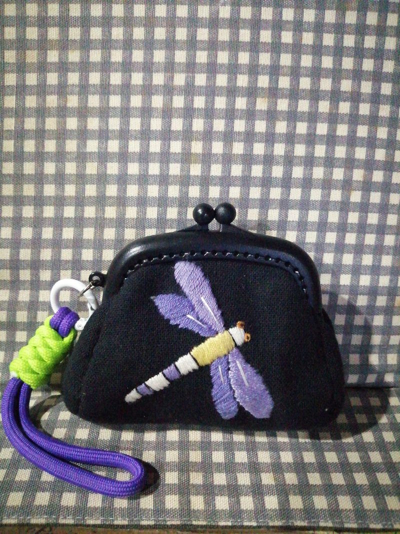 Handmade Kiss Lock Coin Purse  Dragonfly in the Flower Garden - 零錢包/小錢包 - 棉．麻 黑色