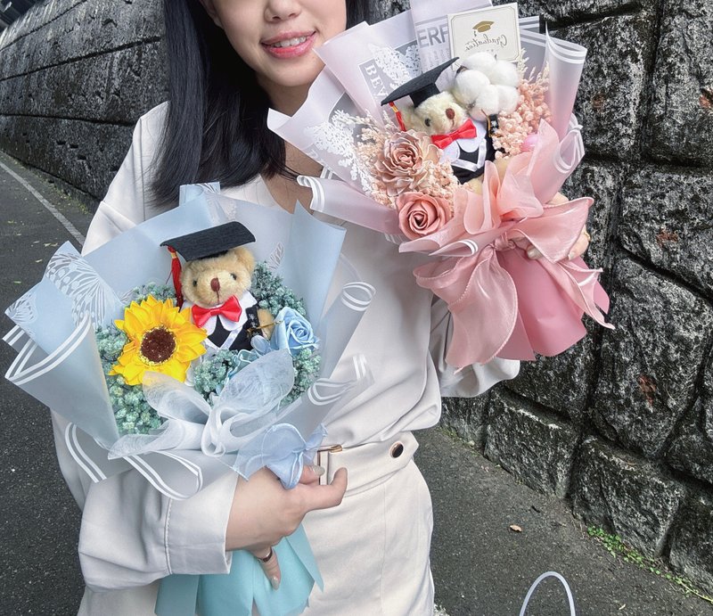 Graduation bouquet. Customized bears with names embroidered on them. For urgent orders, please choose SF Express. - ช่อดอกไม้แห้ง - พืช/ดอกไม้ หลากหลายสี