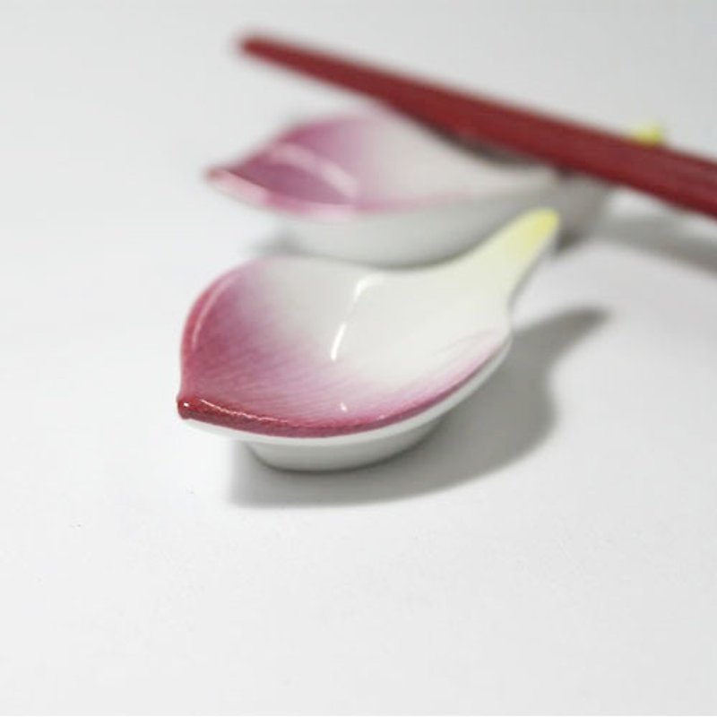 Nianhua petal chopsticks stand single naked - Small Plates & Saucers - Porcelain Pink