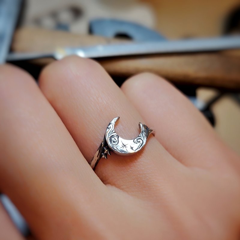 Hand Engraving Star in Arabesque 9mm Moon Oxidized Silver Ring - แหวนทั่วไป - เงินแท้ สีเงิน