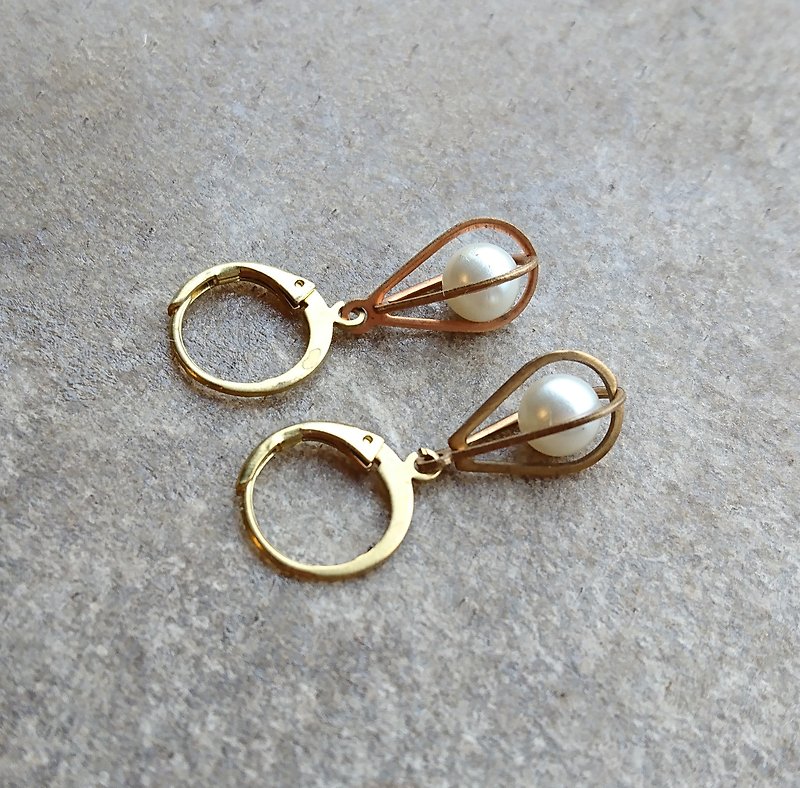Glass Pearl Earrings - ต่างหู - ทองแดงทองเหลือง สีทอง
