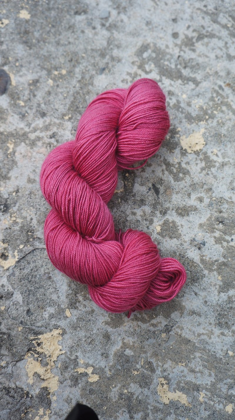 手染線。玫瑰紅 (SWM/Silk/Cashmere) - 編織/刺繡/羊毛氈/縫紉 - 羊毛 