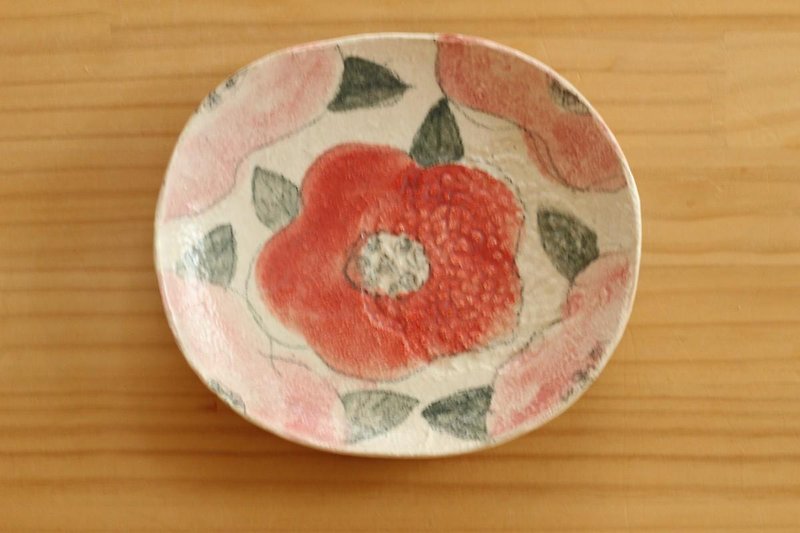 Oval dish of powdered red and pink flowers. - จานเล็ก - ดินเผา สีแดง