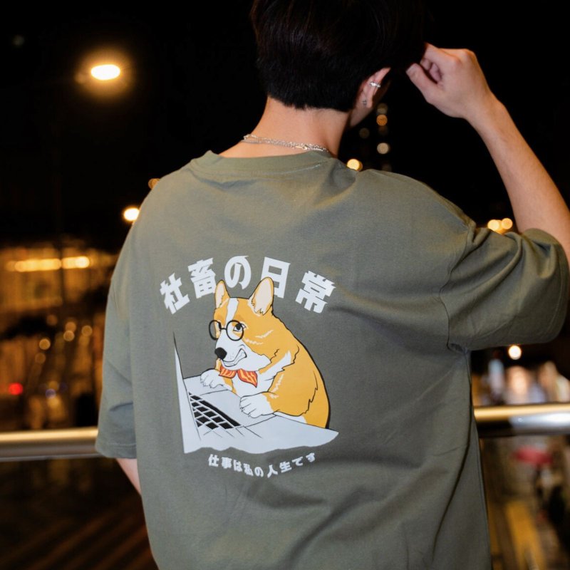 【CREEPS】Wage Slave Corgi 寬鬆重磅印花T恤 210g - 男 T 恤 - 棉．麻 多色