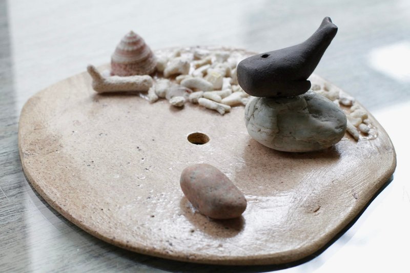 Hand-kneaded ceramic sperm whale incense sticks holder/ornament - น้ำหอม - ดินเผา สีดำ