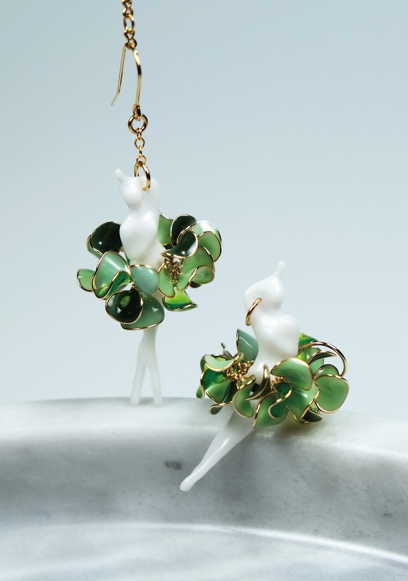 Golden Flow Handmade Jewelry Ballet Actress Series Earrings/Ear Clip NO.007 - ต่างหู - เรซิน สีเขียว