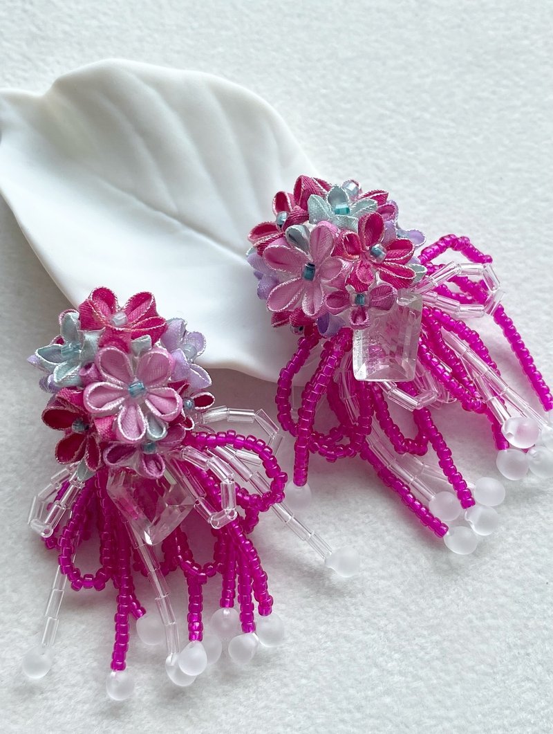 【fairy】色とりどりのお花とふんわりビーズのイヤリング - 耳環/耳夾/耳骨夾 - 絲．絹 粉紅色