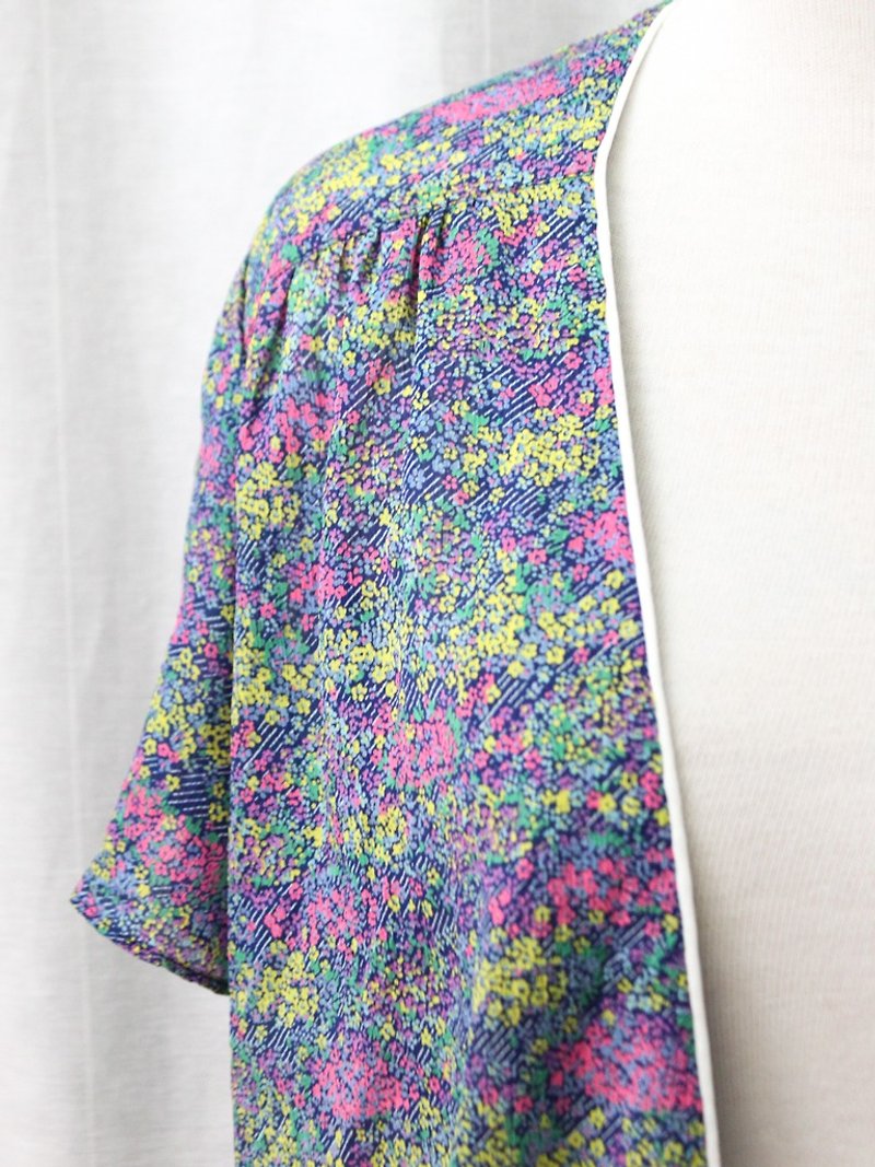 【RE0720T134】 Japanese system retro elegant purple floral short-sleeved shirt shirt - เสื้อเชิ้ตผู้หญิง - เส้นใยสังเคราะห์ สีม่วง