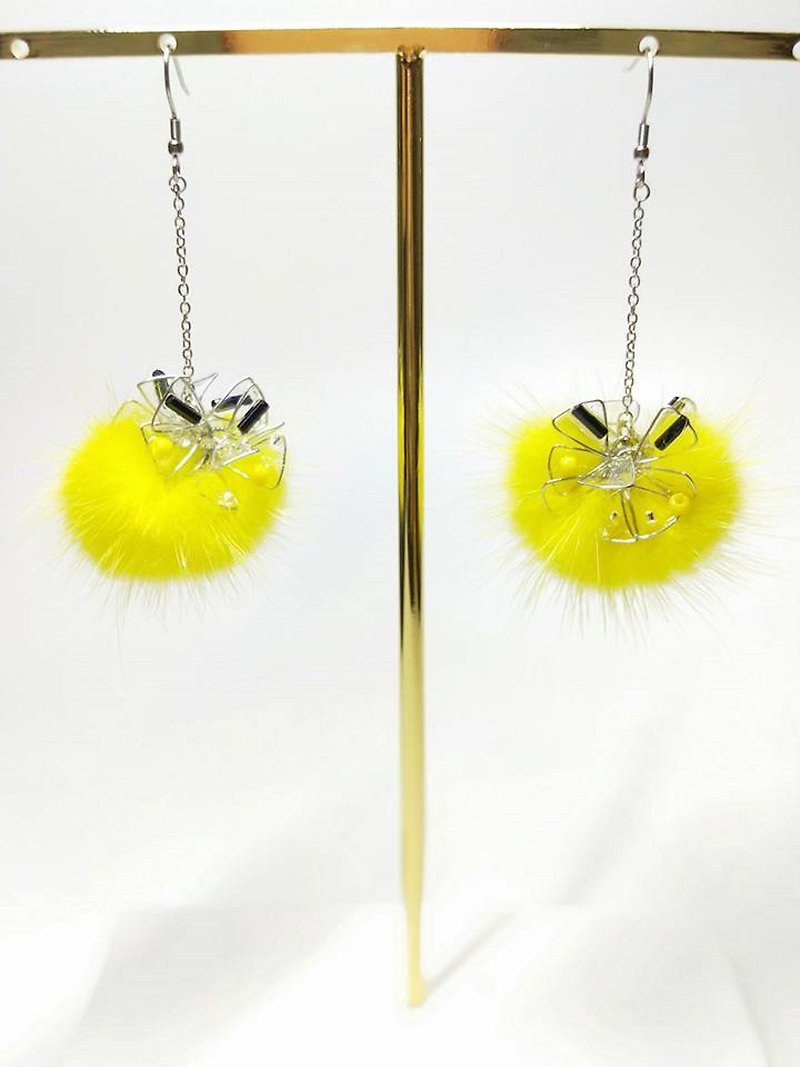 Little Monster QQ small hairpin earrings | - ต่างหู - พลาสติก สีเหลือง
