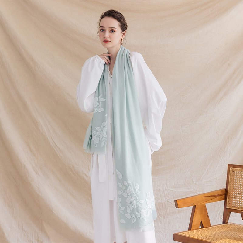 【輕奢】 Metis清新花葉蕾絲刺繡純羊絨Cashmere圍巾 - 圍巾/披肩 - 其他材質 多色