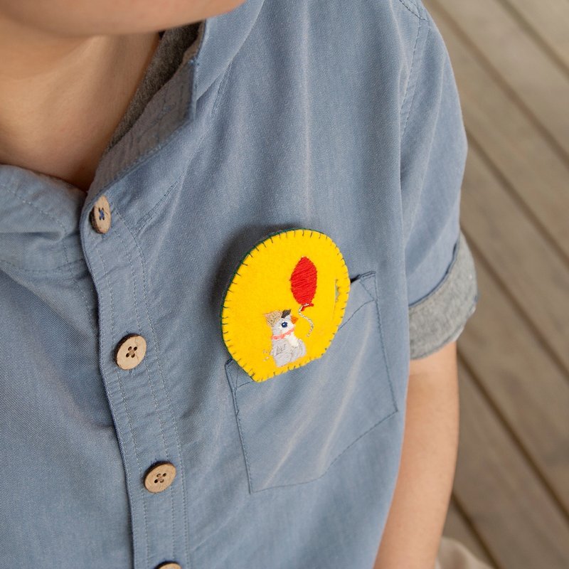 Thread Brooches Yellow - 2 ways(brooches / necklace) Penguin with red balloon [hand embroidery]