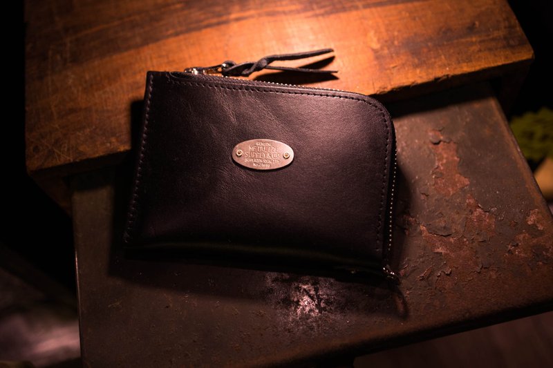 【METALIZE】經典銅牌皮革拉鍊零錢包-黑銀版 - 零錢包/小錢包 - 真皮 