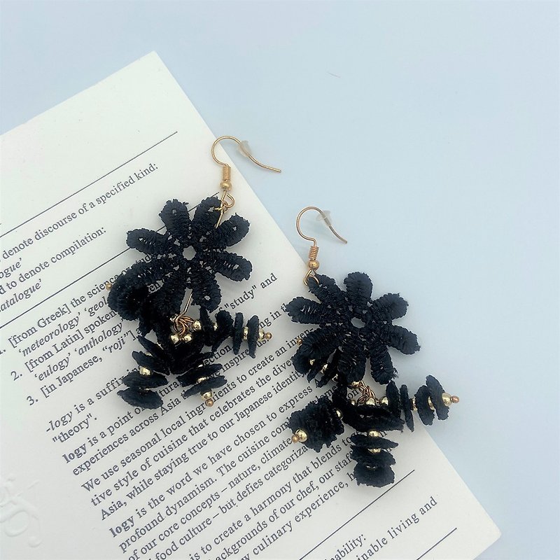 SUNNIE DESIGN black flower earrings - ต่างหู - งานปัก สีดำ