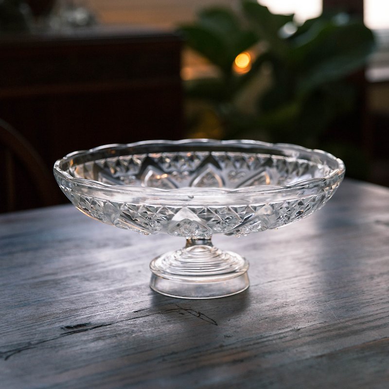 SECRETS SECLUSION OF SAGE / iris - carved glass high plate - จานเล็ก - แก้ว สีใส