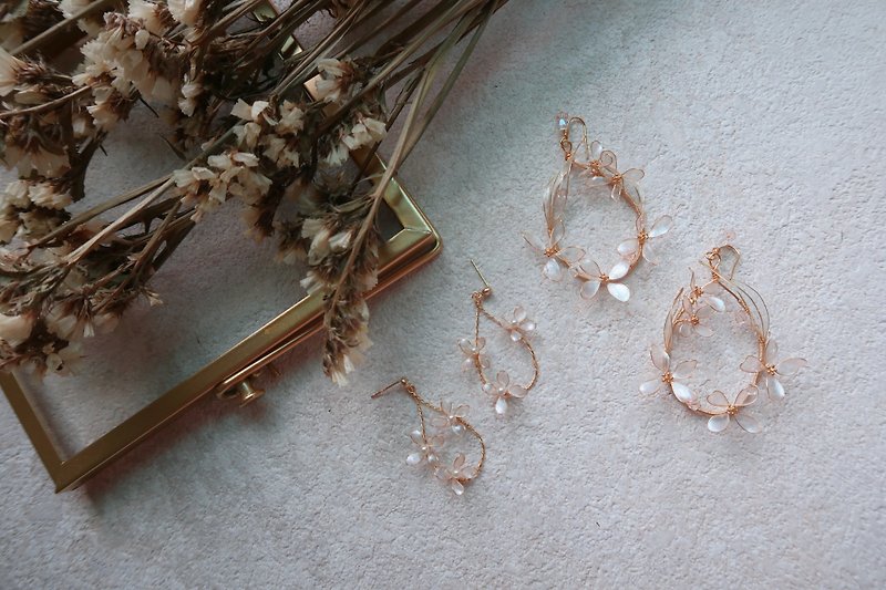 小花環-耳環 手作水晶花樹脂飾品 新娘頭飾/伴娘配飾 - 耳環/耳夾 - 樹脂 透明