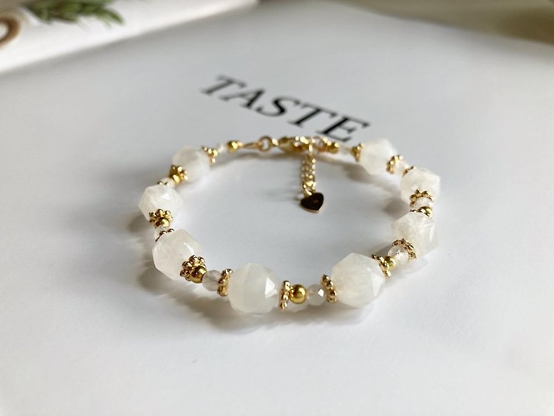 The star-shaped faceted white moonstone bracelet enhances femininity, strengthens popularity and calms emotions - สร้อยข้อมือ - คริสตัล 
