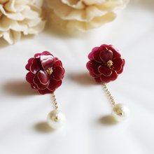 ユリの花ピアス】ダングルピアス 銅ブロンズ樹脂ピアス/イヤリング - ショップ olistudio ピアス・イヤリング - Pinkoi