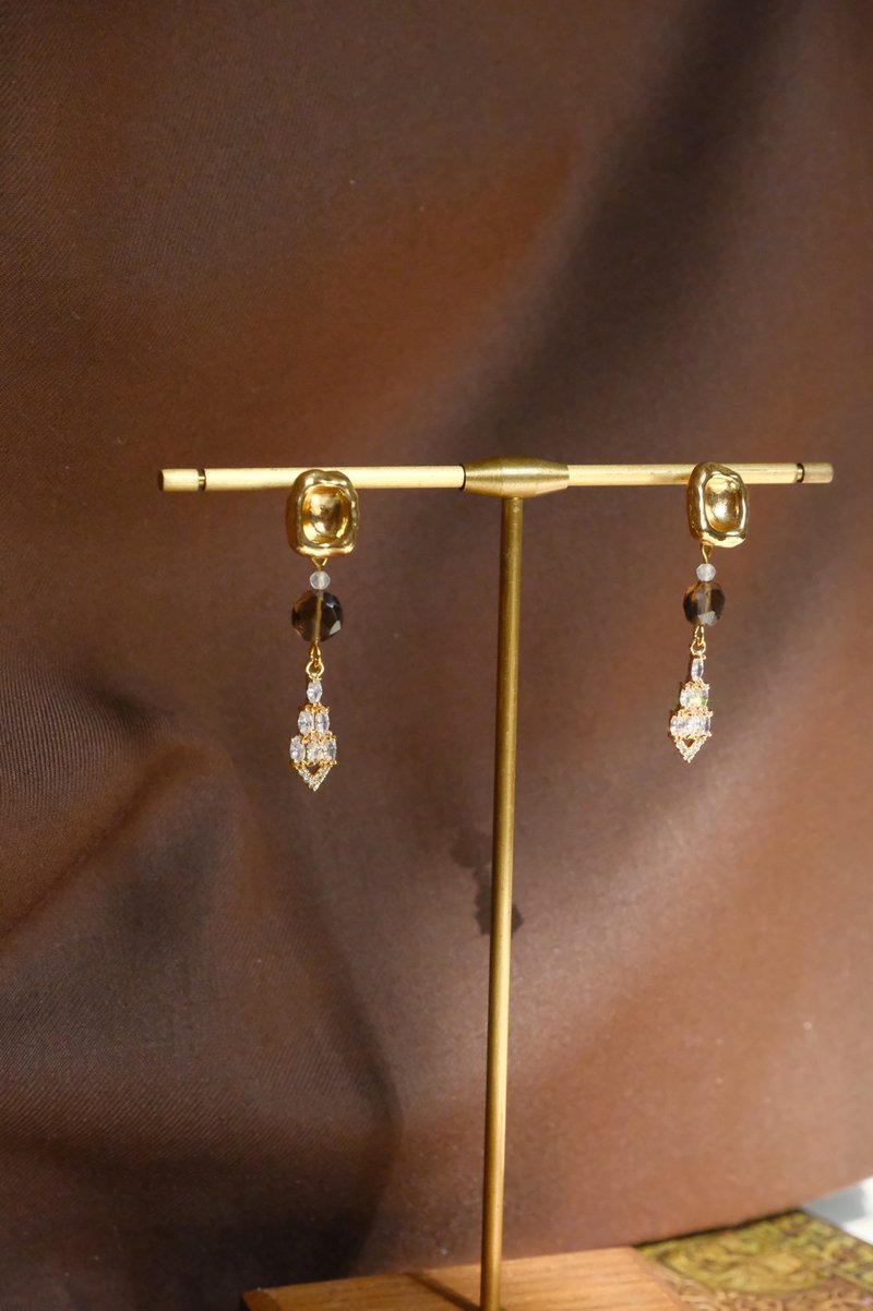 Candlelight Arrow Zirconia Stone Tea Crystal Earrings - ต่างหู - เครื่องประดับพลอย 