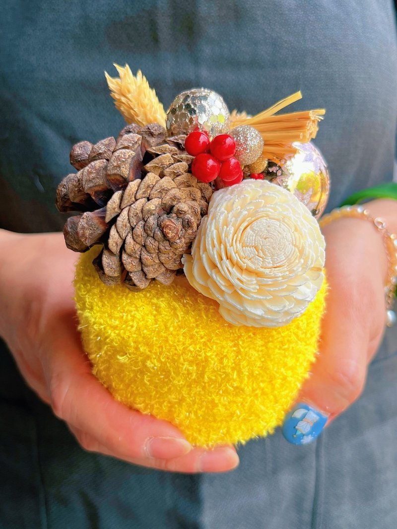 VERNITA Pinecone Yellow Cake Flower Gift • A Floral Blessing That Lasts - ช่อดอกไม้แห้ง - วัสดุอื่นๆ สีเหลือง