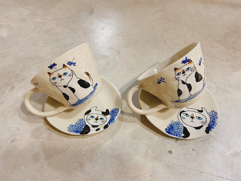 ชุดถ้วยกาแฟพร้อมจานรองลายแมวไทย / ลายแมววิเชียรมาสใส่ชุดวัว - เครื่องทำกาแฟ - ดินเผา ขาว