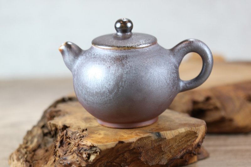 [Christmas Gift Box] 260ml natural fallen ash wood-burning teapot handmade by Yingge famous artist Ye Minxiang - Teapots & Teacups - Porcelain 